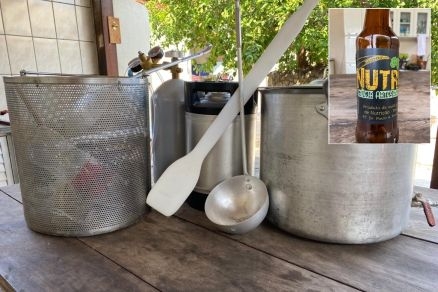 Marterial utilizado para produo artesanal de cerveja; em detalhe produto final