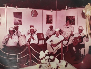 Na foto, conjunto Serenata, do qual o Bolinha fez parte. Kanoa de Prata, ltima banda em que Mestre Bolinha tocou, realizar apresentao especial antes da exibio do doc - Foto por: Arquivo Familiar