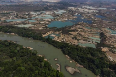 Vista area de lagoas formadas em rea de garimpo de ouro s margens do rio Peixoto de Azevedo, no norte de Mato Grosso