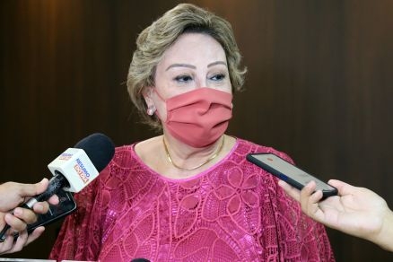 A governadora em exerccio, desembargadora Maria Helena Pvoas