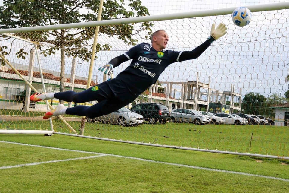 Joo Carlos voltar a defender a meta do Dourado