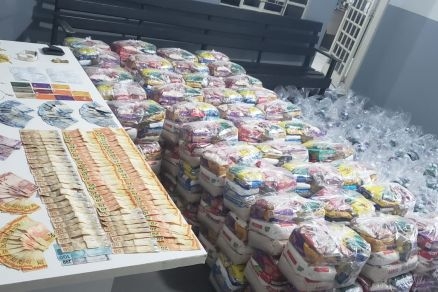 Cestas bsicas e dinheiro encontrados em residncia