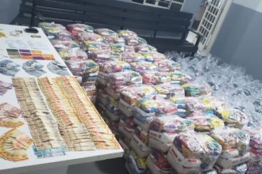Cestas bsicas e dinheiro encontrados em residncia