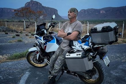 Izan Petterle ao lado de moto usada durante as gravações em Chapada