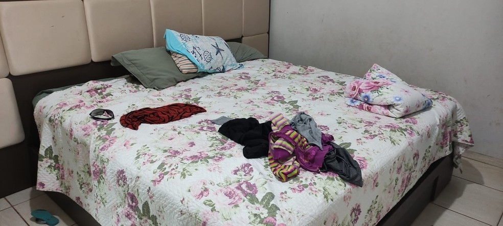 Pais e bombeiros entraram no quarto vrias vezes, mas no encontraram a menina embaixo dos travesseiros  Foto: Corpo de Bombeiros