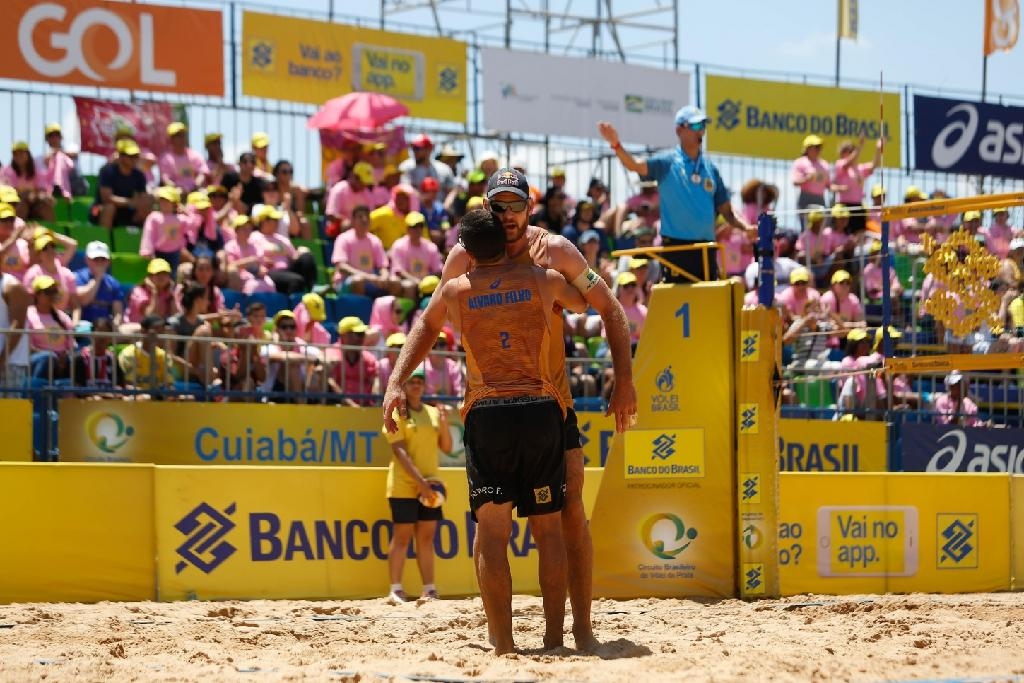 Comemorao da dupla Alison e lvaro (Cuiab, 2019) - Foto por: William Lucas/Inovafoto/CBV