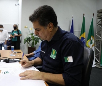 O prefeito de Cuiab, Emanuel Pinheiro (MDB), anunciou novas medidas durante coletiva  Foto: Secom/Luiz Alves