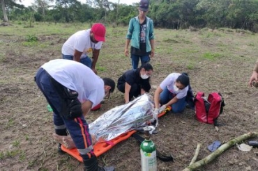 Homem foi levado pela equipe de resgate para uma unidade de sade