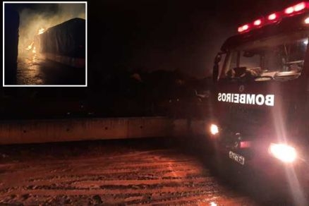 O fogo (detalhe) se espalhou rapidamente pelos fardos de algodo