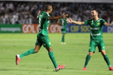 Jogadores comemoram permanncia e classificao para a Srie A