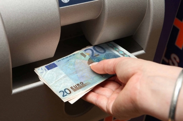 Prefeito Zema Fernandes anuncia antecipao da folha de pagamento.