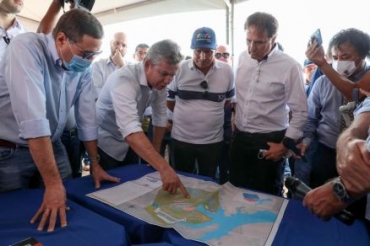 O governador Mauro Mendes durante lanamento da obra do Parque Novo Mato Grosso, ao lado de Nelson Piquet