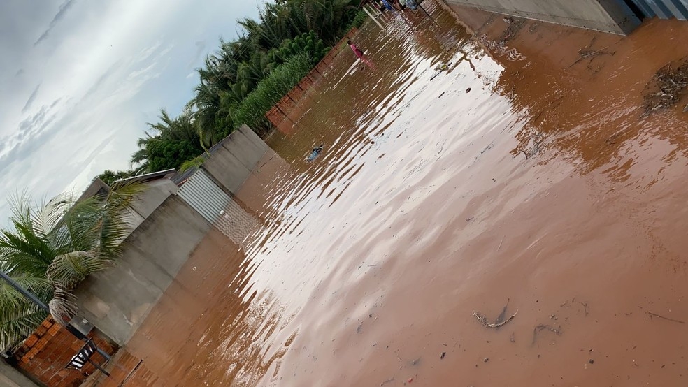 Chuvas alagam bairros e casas so atingidas em Diamantino (MT)