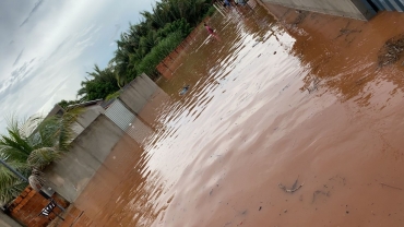 Chuvas alagam bairros e casas so atingidas em Diamantino (MT)