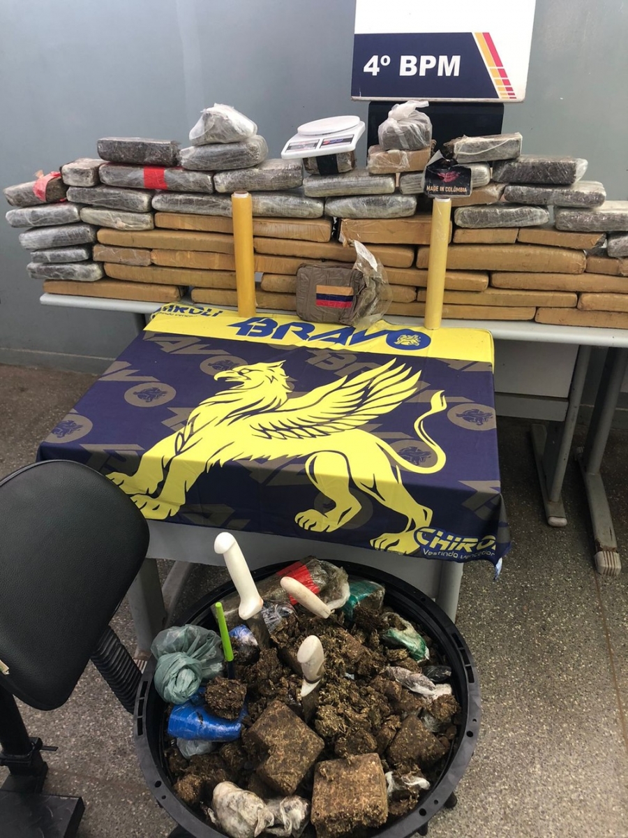 Drogas e materiais usados na fabricao foram apreendidos pela PM  Foto: Polcia Militar