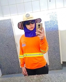 Jaine se preparando para o trabalho de gari em Aren�polis (MT).