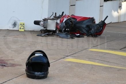 A moto da vtima bateu no carro e, em seguida, colidiu com um muro