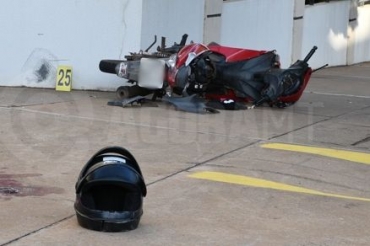 A moto da v�tima bateu no carro e, em seguida, colidiu com um muro