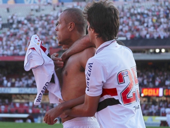 Luis Fabiano comemora o primeiro de seus gols --por tirar a camisa, levou carto amarelho