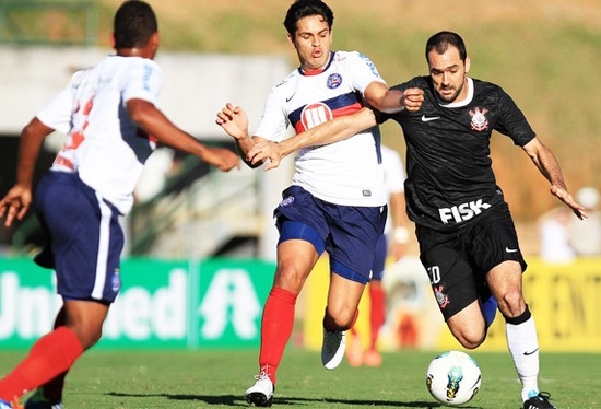 Corintiano Danilo tenta jogada sob marcao de Fahel, em Salvador