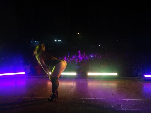 Melancia aprende kuduro e ensina a empinar o seu popoz�o aos africanos