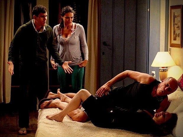 Casal conseguiu convencer seus namorados de que a cama quebrada foi um acidente