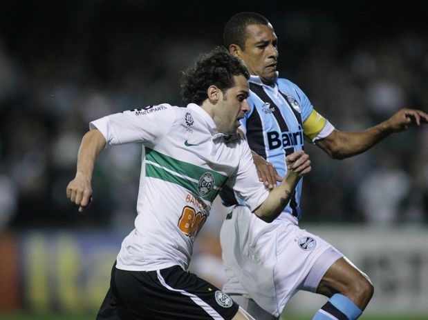 O jogo foi disputado no Couto Pereira. O Coritiba, de Lincoln, saiu com a vitria