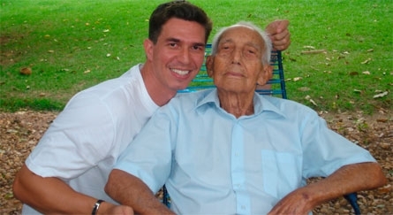 Cabo Barros com um dos bisnetos: histria da cuiabania