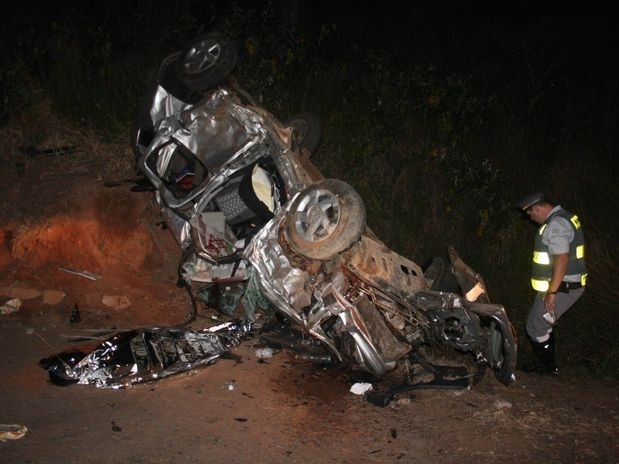 O carro que a v�tima conduzia saiu da pista, bateu em um barranco e capotou