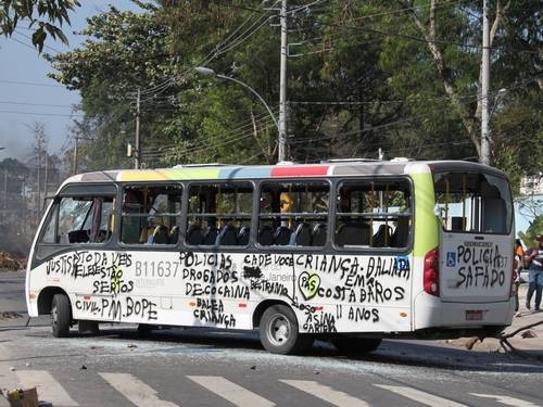 Moradores depredam nibus em protesto contra a bala perdida que atingiu menina durante operao do Bope