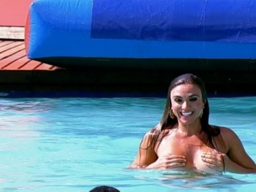 )Nicole Bahls perde parte de cima do biqu�ni durante brincadeira