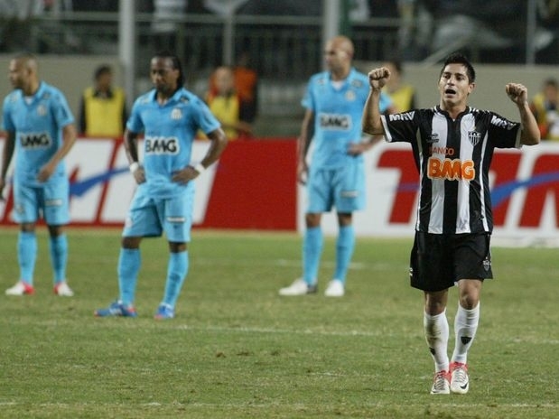Danilinho comemora o primeiro gol atleticano na fcil vitria sobre o Santos
