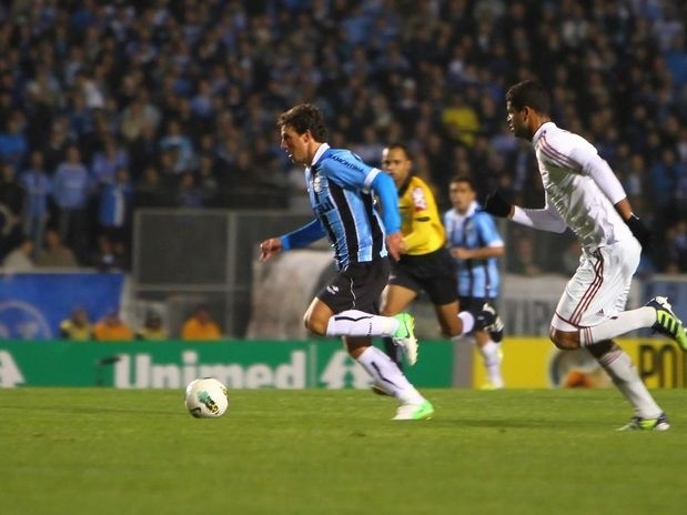 Elano no teve problemas para se adaptar ao meio-campo gremista