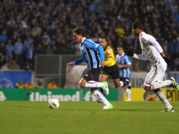 Elano n�o teve problemas para se adaptar ao meio-campo gremista