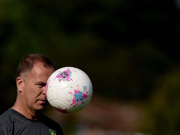 Treinador Mano Menezes tem pela frente um grande desafio em seu segundo torneio  frente da Seleo