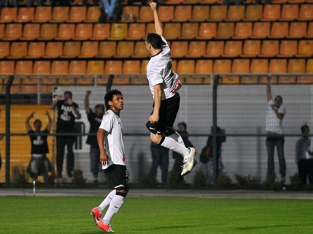 Com gols de Chico (foto) e Paulinho, Corinthians chega ao quarto jogo de invencibilidade na competio