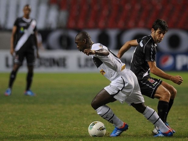 Juninho brilhou mais que Seedorf e o Vasco dorme na liderana do Brasileiro