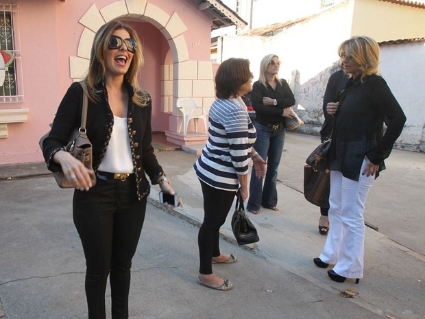 A mulher de Cachoeira, Andressa Mendona, perto do tribunal onde o bicheiro deps nesta quarta