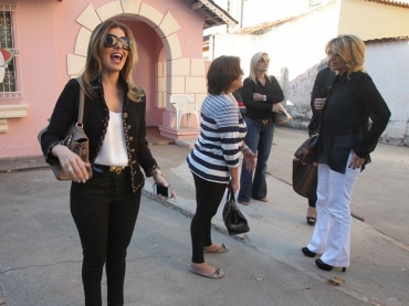 A mulher de Cachoeira, Andressa Mendon�a, perto do tribunal onde o bicheiro dep�s nesta quarta 