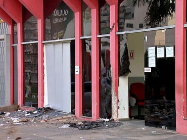 As portas de vidro do pr�dio foram destru�das com o impacto da batida