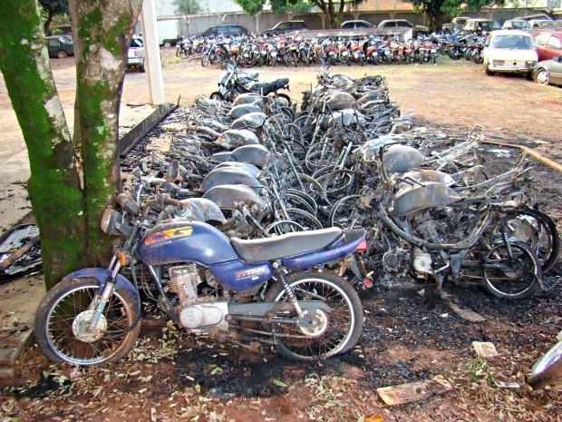 Jovens usaram gasolina para colocar fogo em motocicletas