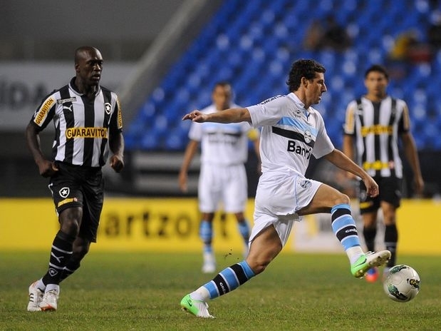 Seedorf estreou pelo Botafogo, mas Grmio saiu de campo com a vitria