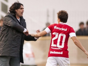 Fernandao cumprimenta Dagoberto depois do primeiro gol do So Paulo 