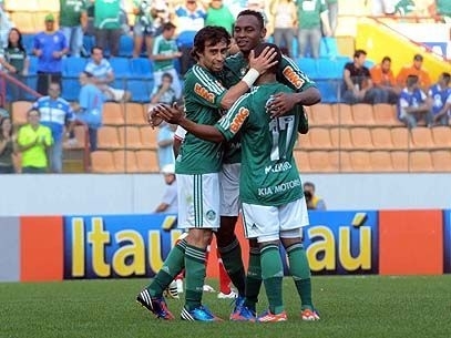 Obina participou dos trs gols do Palmeiras neste domingo em Barueri