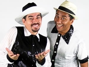 Dupla de humoristas Nico e Lau faz show no Cine Teatro de Cuiab