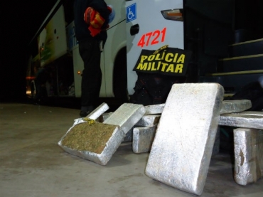 Jovem disse aos policiais que a droga seria levada para Cuiab� (MT)