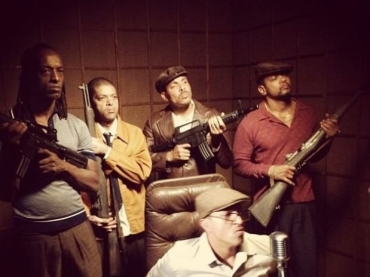 No clipe, o grupo aparece com armas