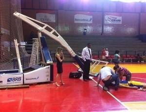 David Henrique recebe atendimento aps acidente em quadra