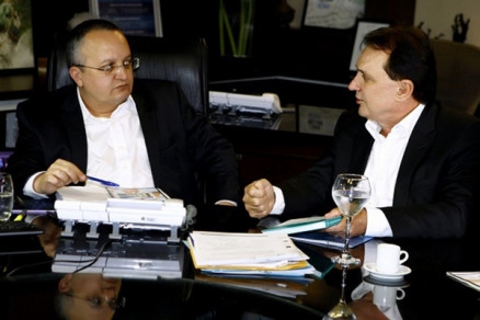 O ento governador Pedro Taques e o Conselheiro do TCE, Antonio Joaquim