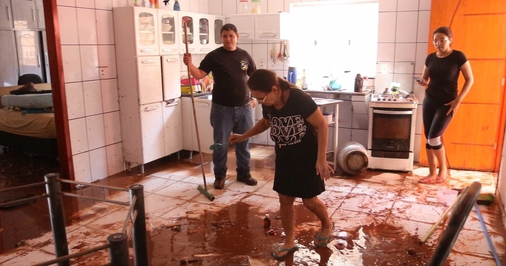 Famlia teve casa inundada em enxurrada registrada na madrugada desta quinta em Diamantino  Foto: Reproduo